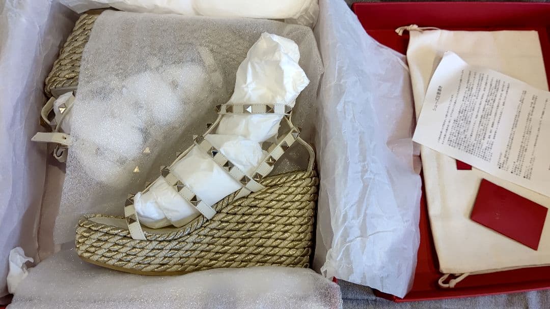 ヴァレンティノ今季完売ロックスタッズサンダル