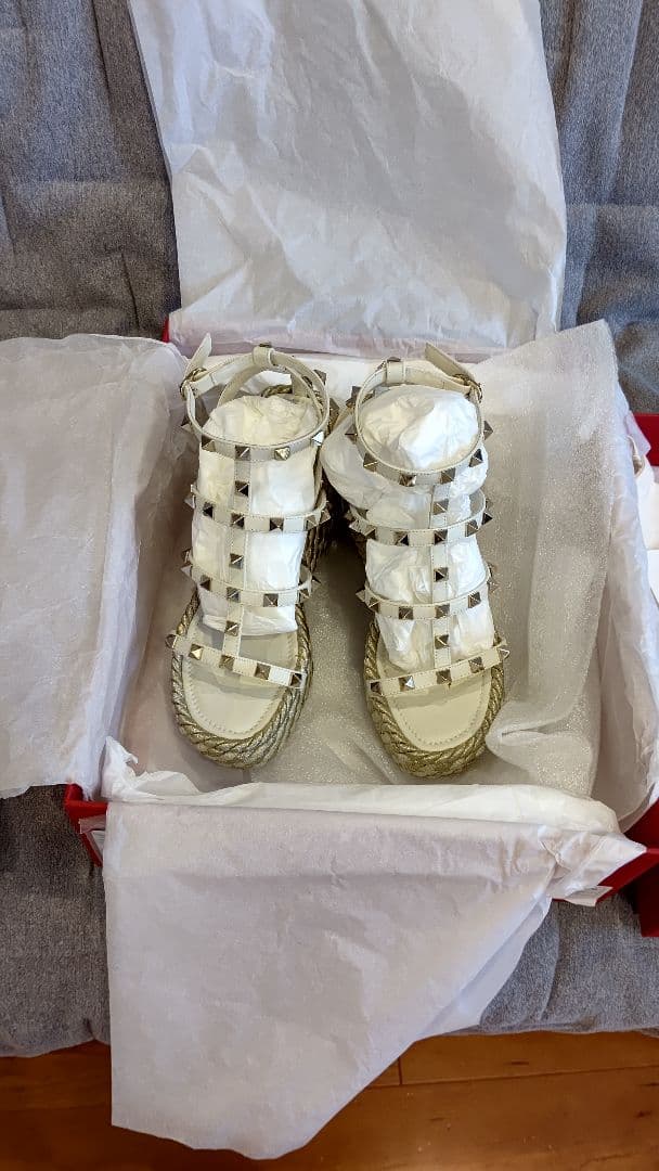 ヴァレンティノ今季完売ロックスタッズサンダル