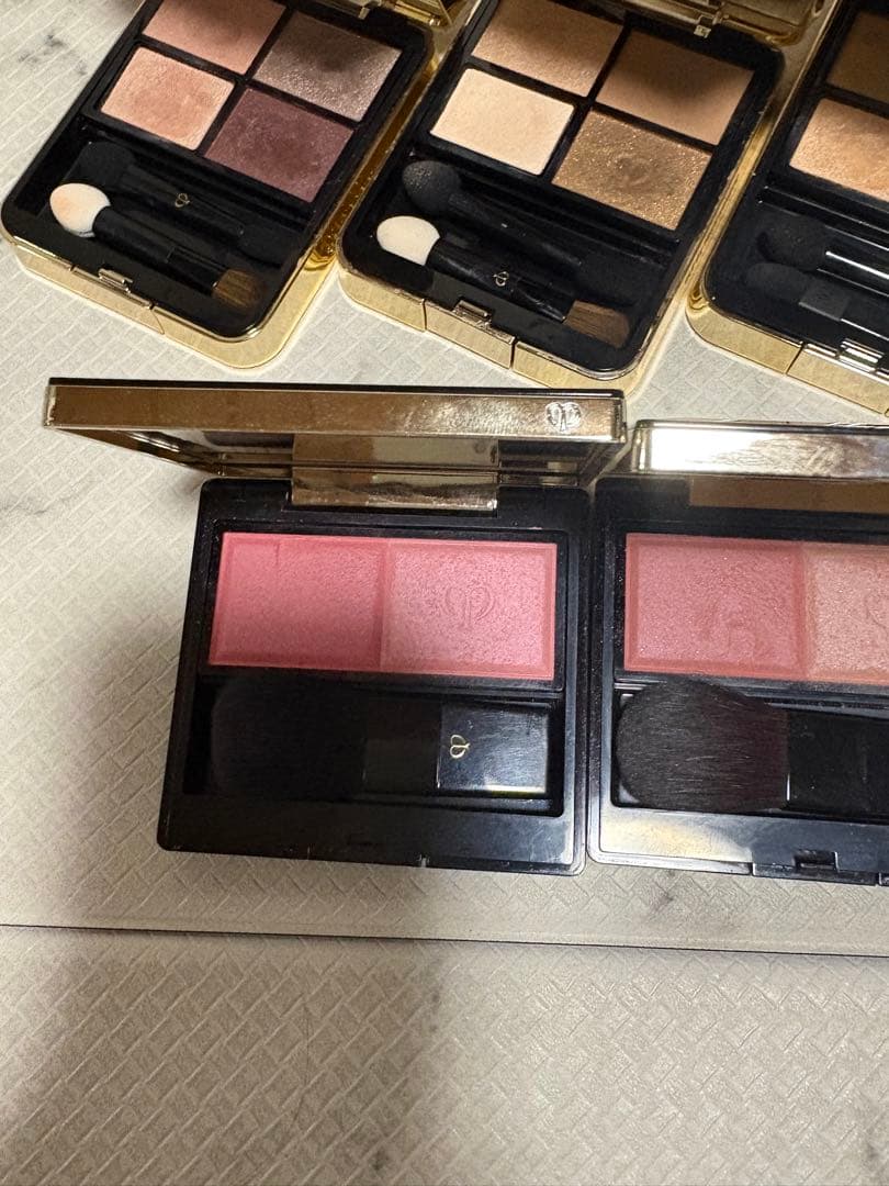 アイシャドウパレット3つとチークパレット2つセット