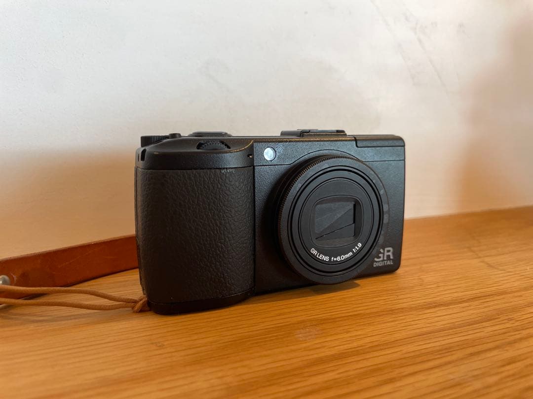 美品　RICOH GR DIGITALⅢ レザーストラップ・ケース付き