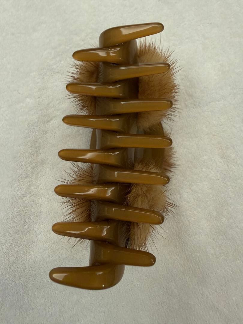 アレクサンドルドュパリブラウンファー付きヘアクリップ