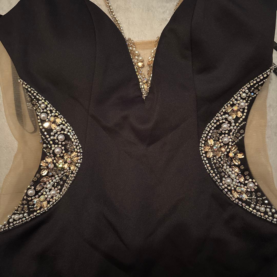 ビーズ装飾Vネックタイトドレス