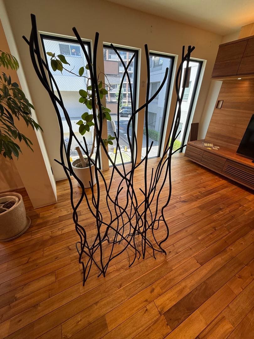 【展示品】黒いツイストデザイン間仕切り