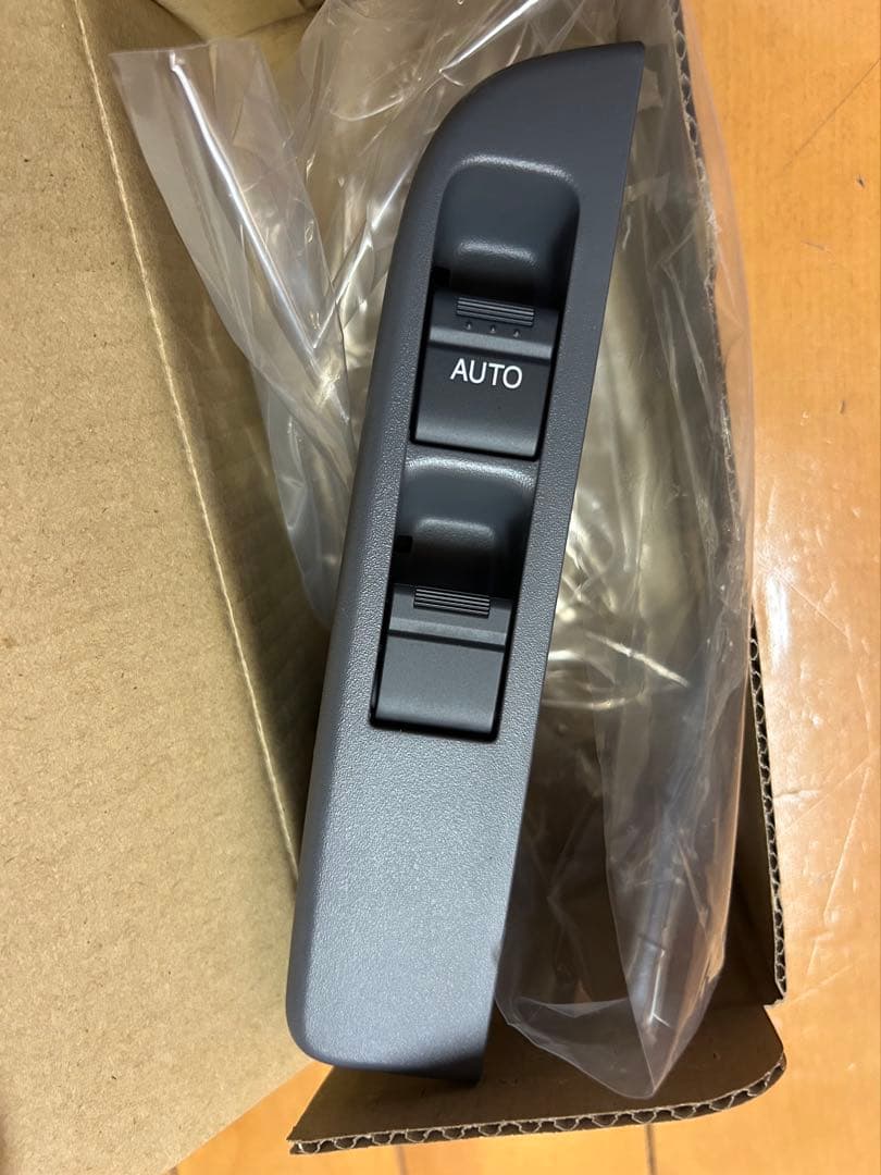 イスズエルフパワーウィンドウスイッチ 運転席用　純正新品未使用品