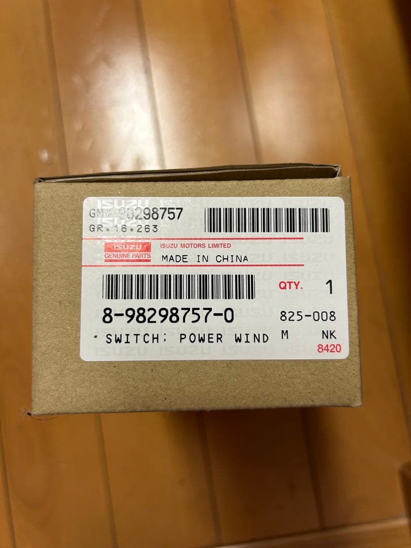 イスズエルフパワーウィンドウスイッチ 運転席用　純正新品未使用品