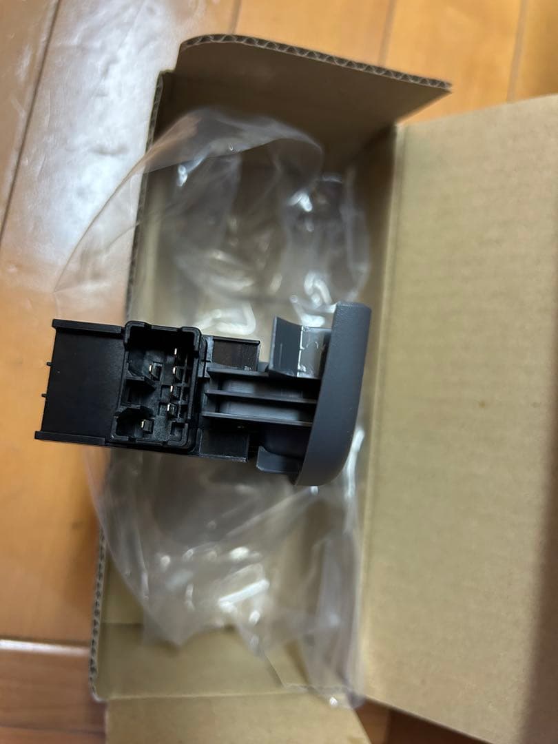 イスズエルフパワーウィンドウスイッチ 運転席用　純正新品未使用品