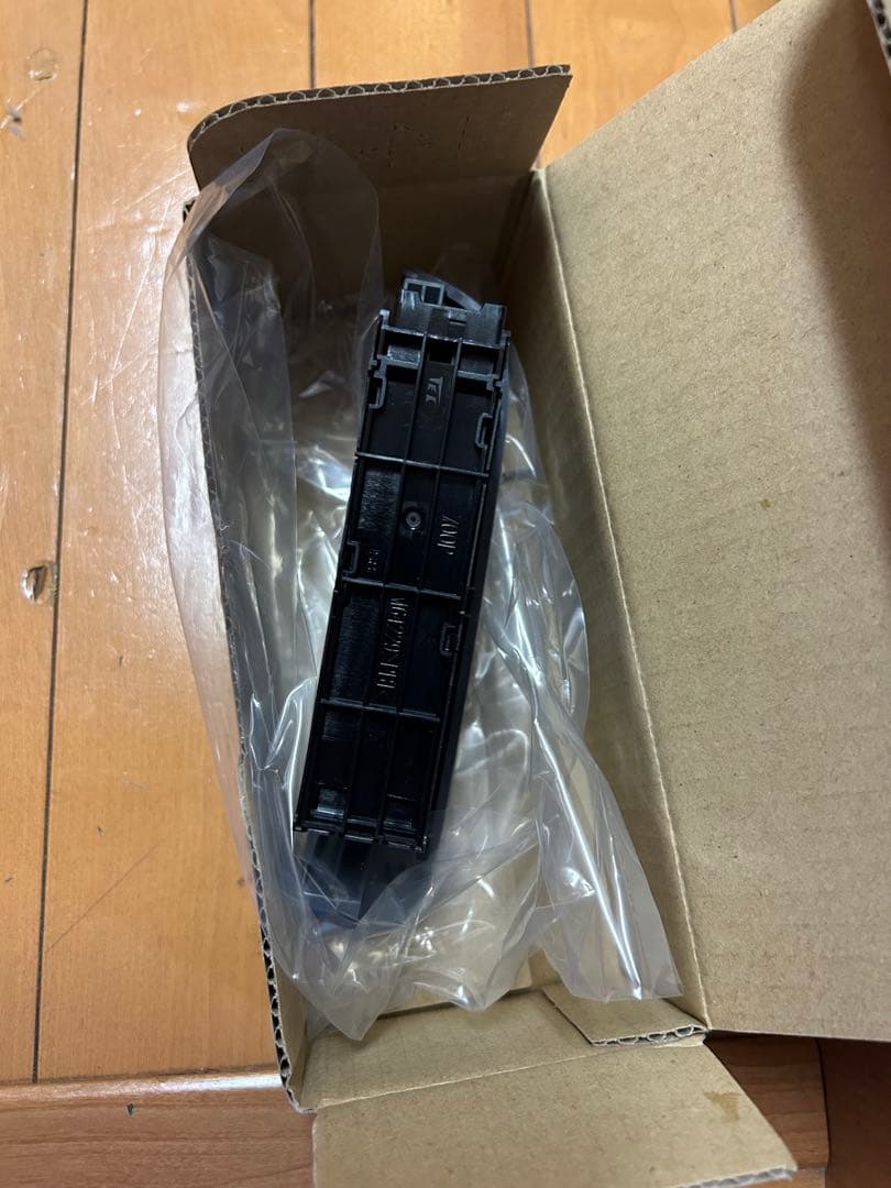 イスズエルフパワーウィンドウスイッチ 運転席用　純正新品未使用品