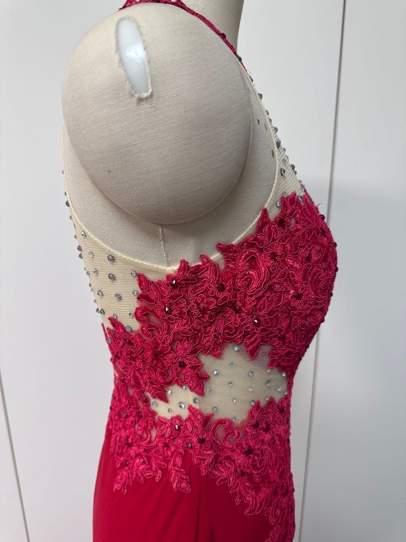 赤いハイネックドレス レース ビジュー付き