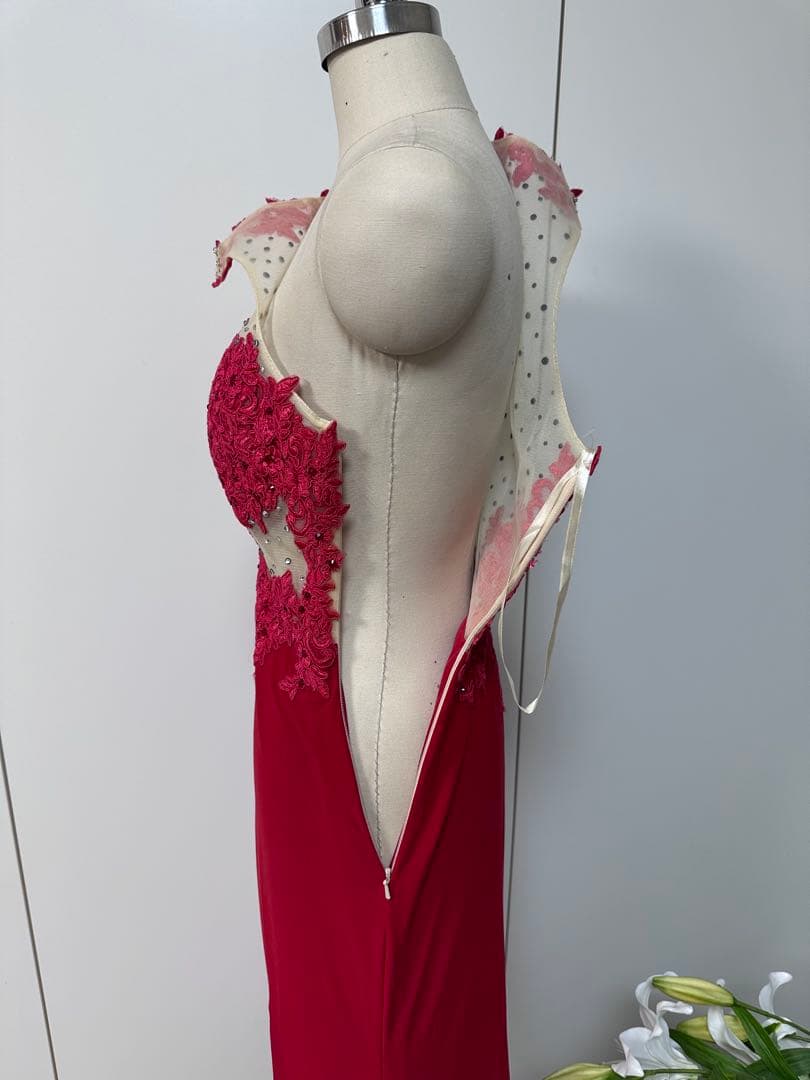 赤いハイネックドレス レース ビジュー付き