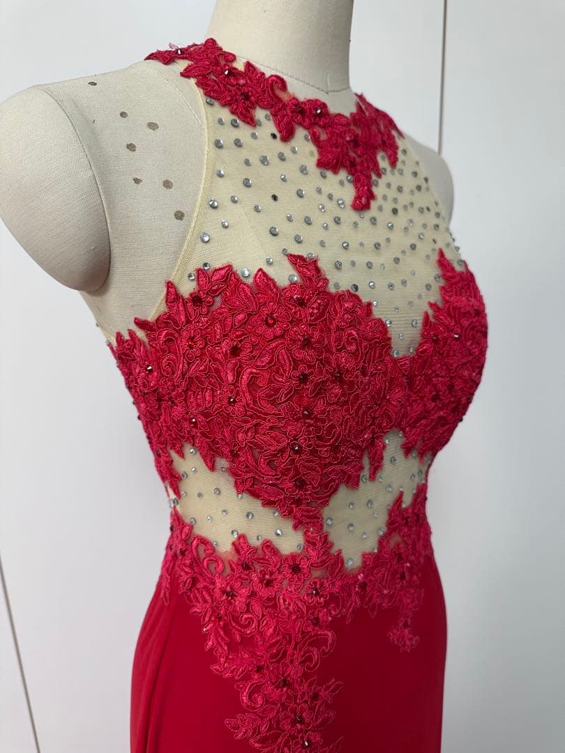 赤いハイネックドレス レース ビジュー付き