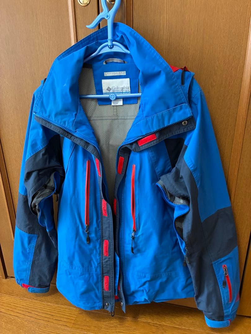 青いフード付きスキーウェア