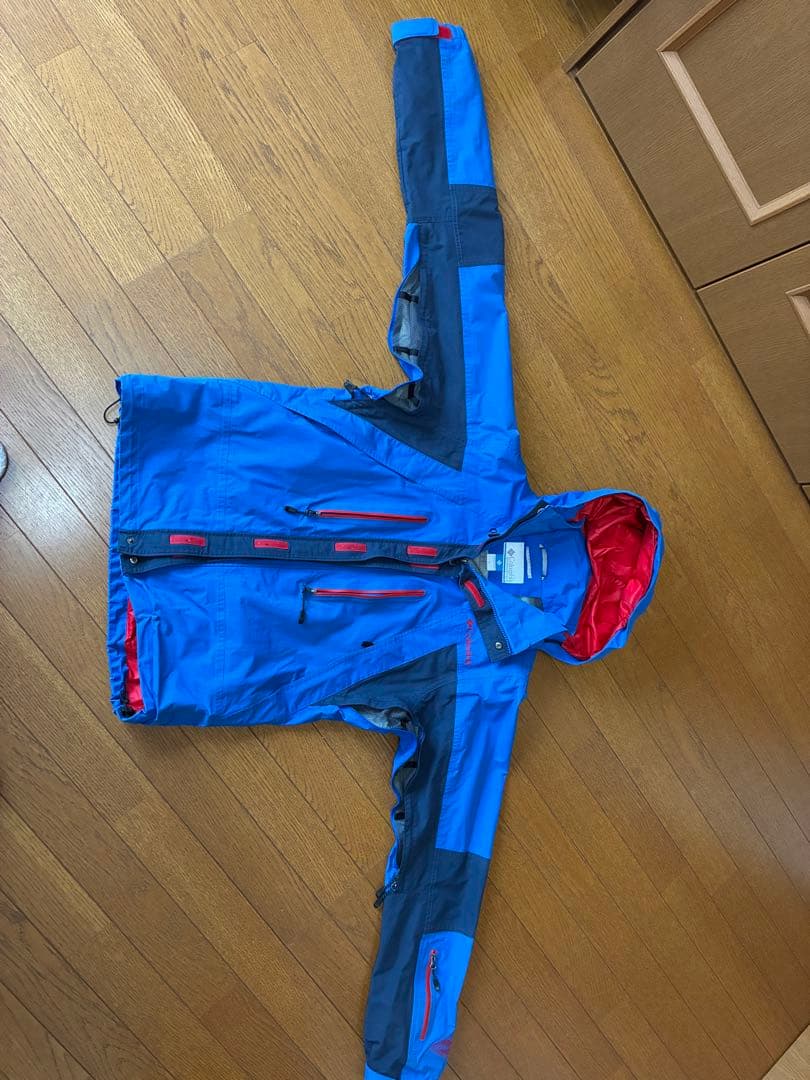 青いフード付きスキーウェア