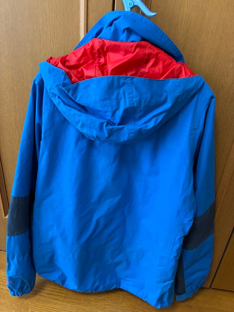 青いフード付きスキーウェア