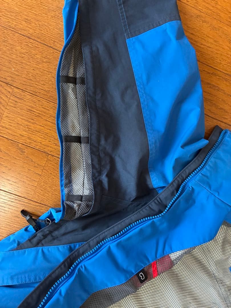 青いフード付きスキーウェア