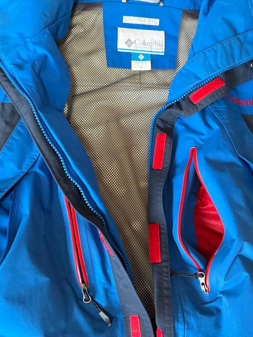 青いフード付きスキーウェア