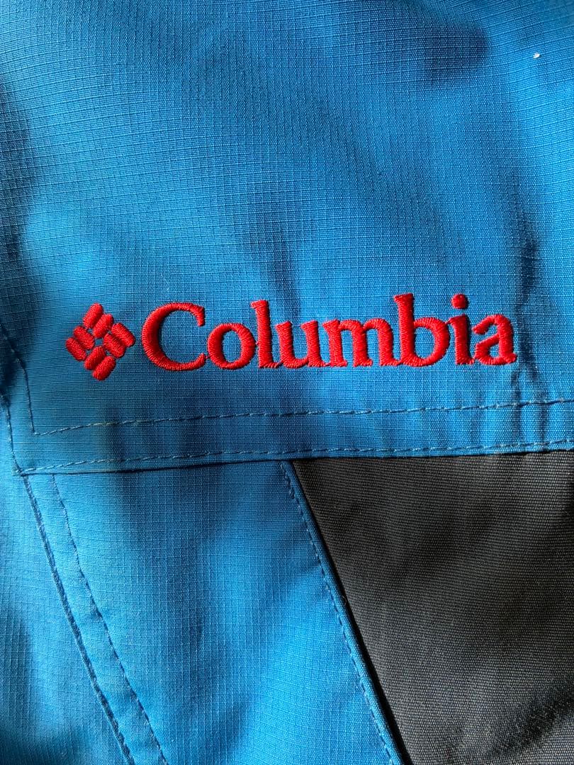 青いフード付きスキーウェア