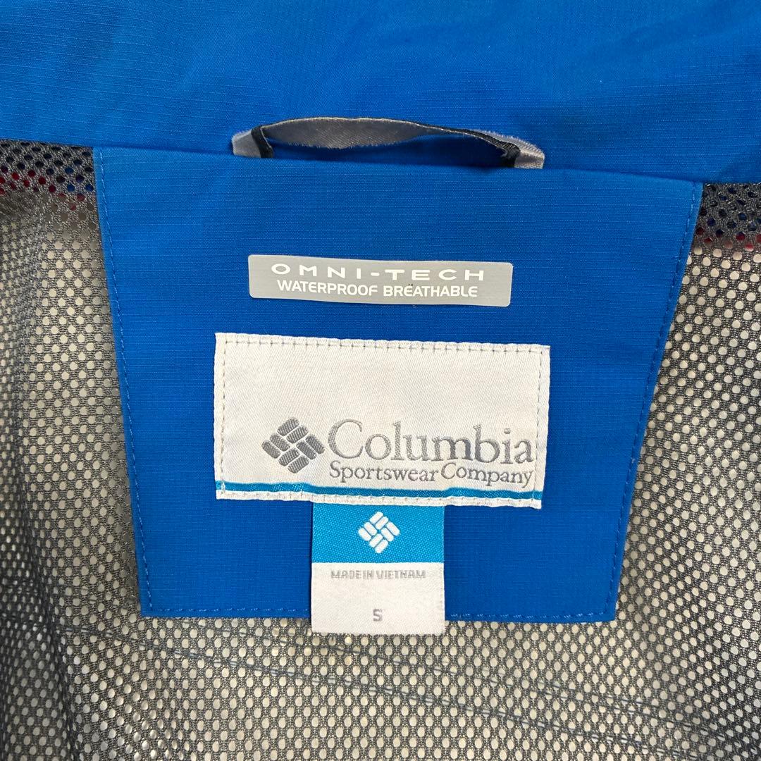 青いフード付きスキーウェア