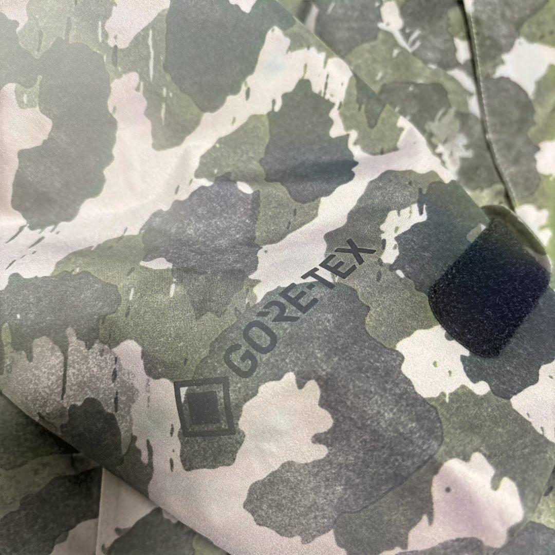 美品　Burton スノーボードジャケット　レディース　Sサイズ　ゴアテックス