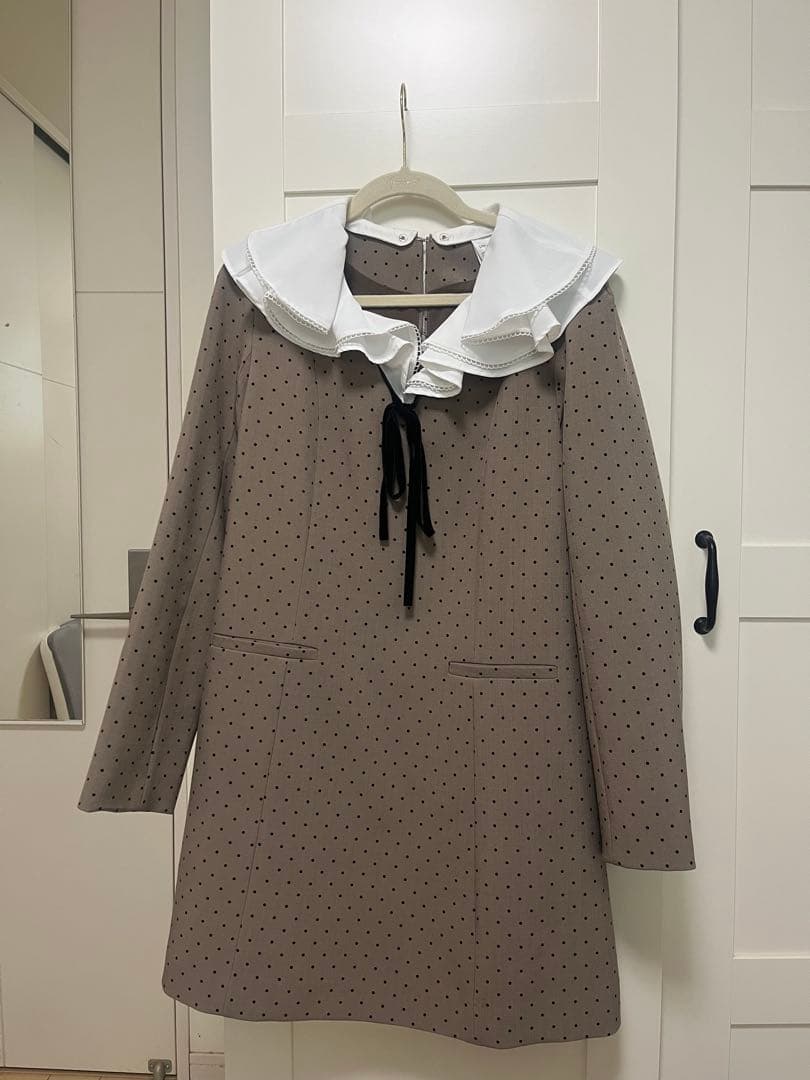 リリーブラウン Lily Brownミニワンピース　ラッフルカラー