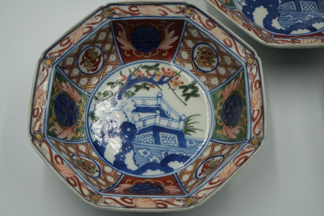 大聖寺伊万里　５客　赤絵金彩　八角中皿　大明萬暦年製　磁貫入　丸紋巻物　波図