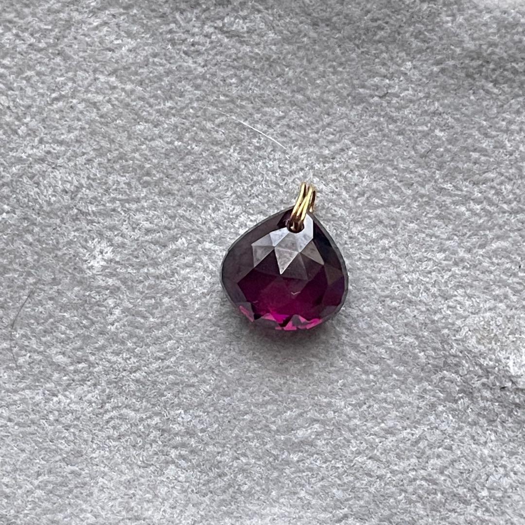 マリーエレーヌ ドゥ タイヤック ガーネット ブリオレットカット・チャーム