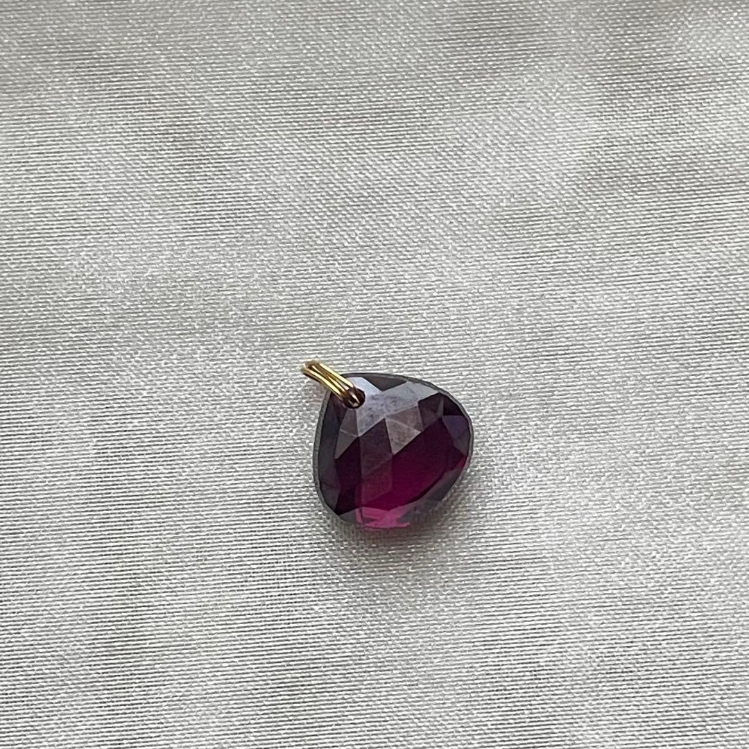 マリーエレーヌ ドゥ タイヤック ガーネット ブリオレットカット・チャーム