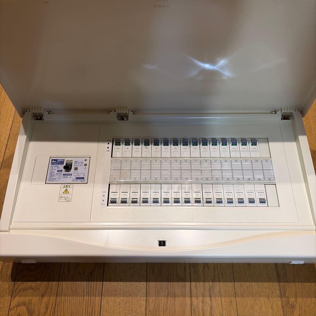 中古の電灯分電盤 メイン75A-30回路 2SPホワイト