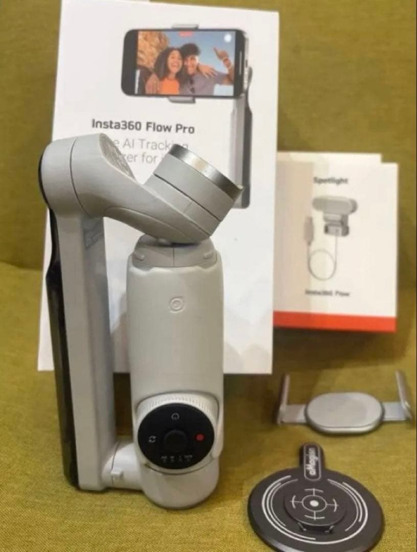 【ほぼ未使用】Insta360 Flow Pro (純正スポットライト付き)