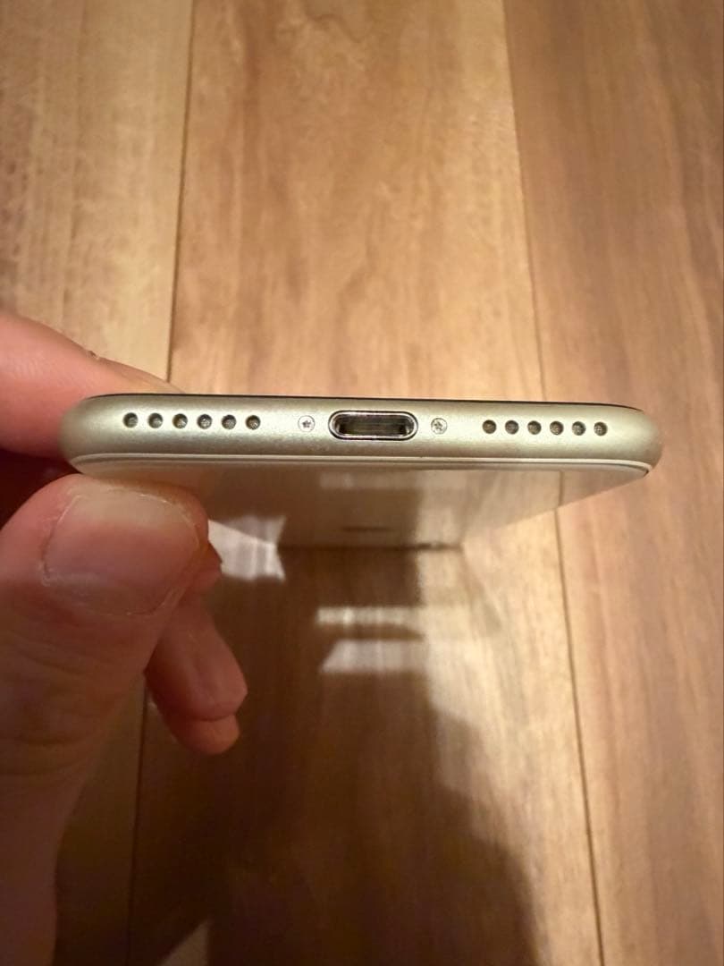iPhone SE 第3世代　スターライト　64GB