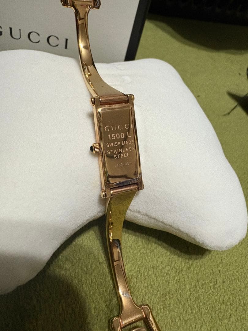 GUCCI ピンク文字盤 ブレスレットウォッチ