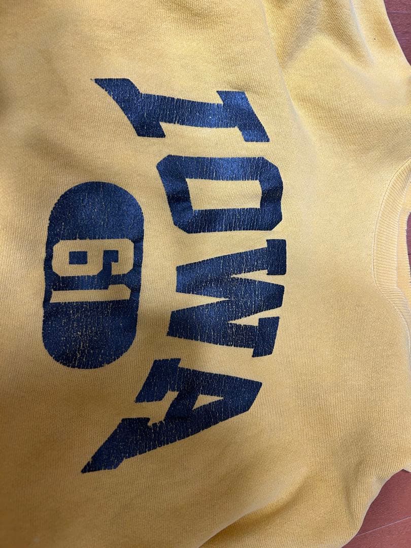 Champion Iowa 61 リバースウィーブイエロースウェット