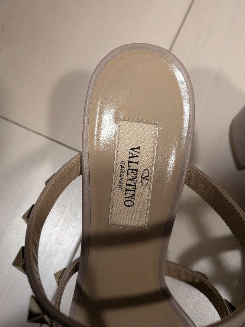 VALENTINO スタッズ付きミュール ベージュ