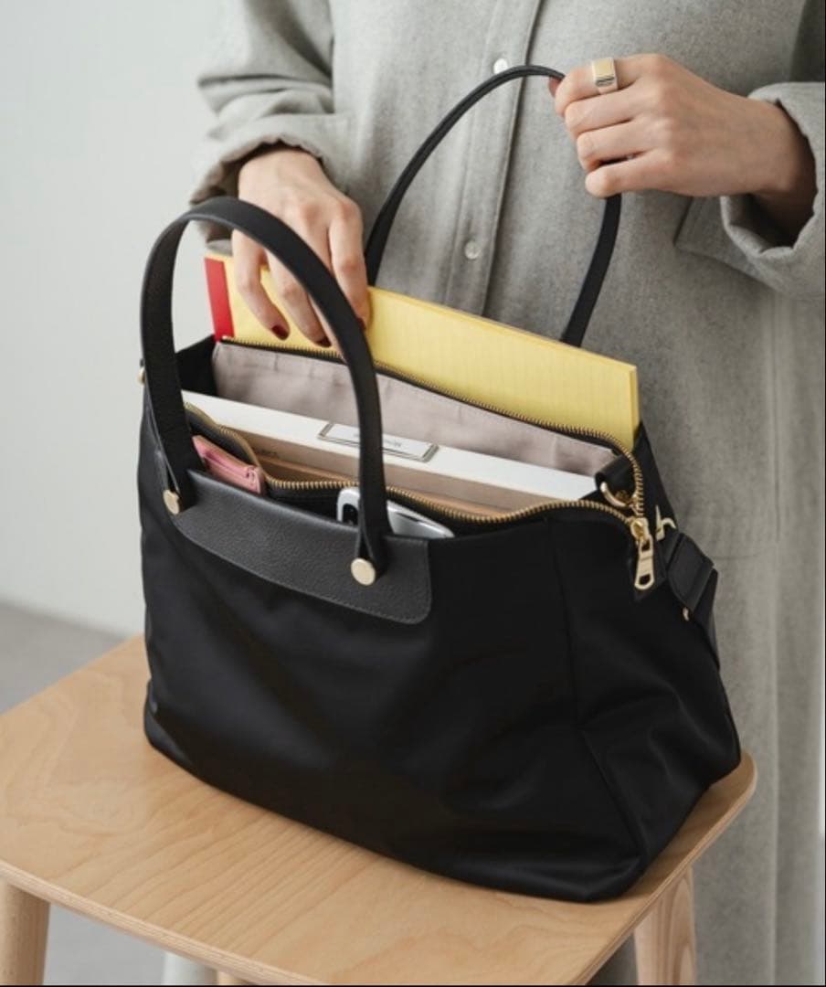 超美品ラシット今期A4入るポケット多数三層構造メタルロゴ2wayバッグ