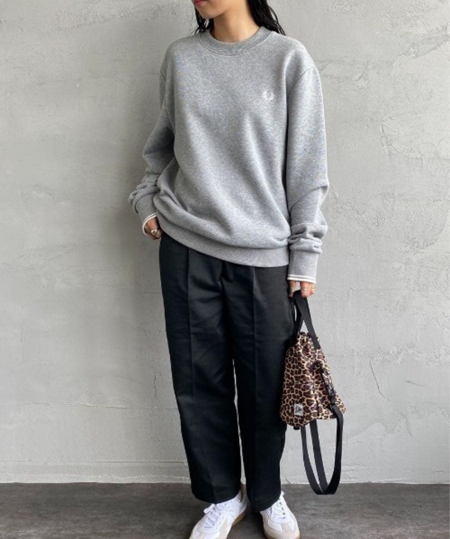 h*r様 FRED PERRYワンポイントロゴ刺繍 クルーネックスウェット