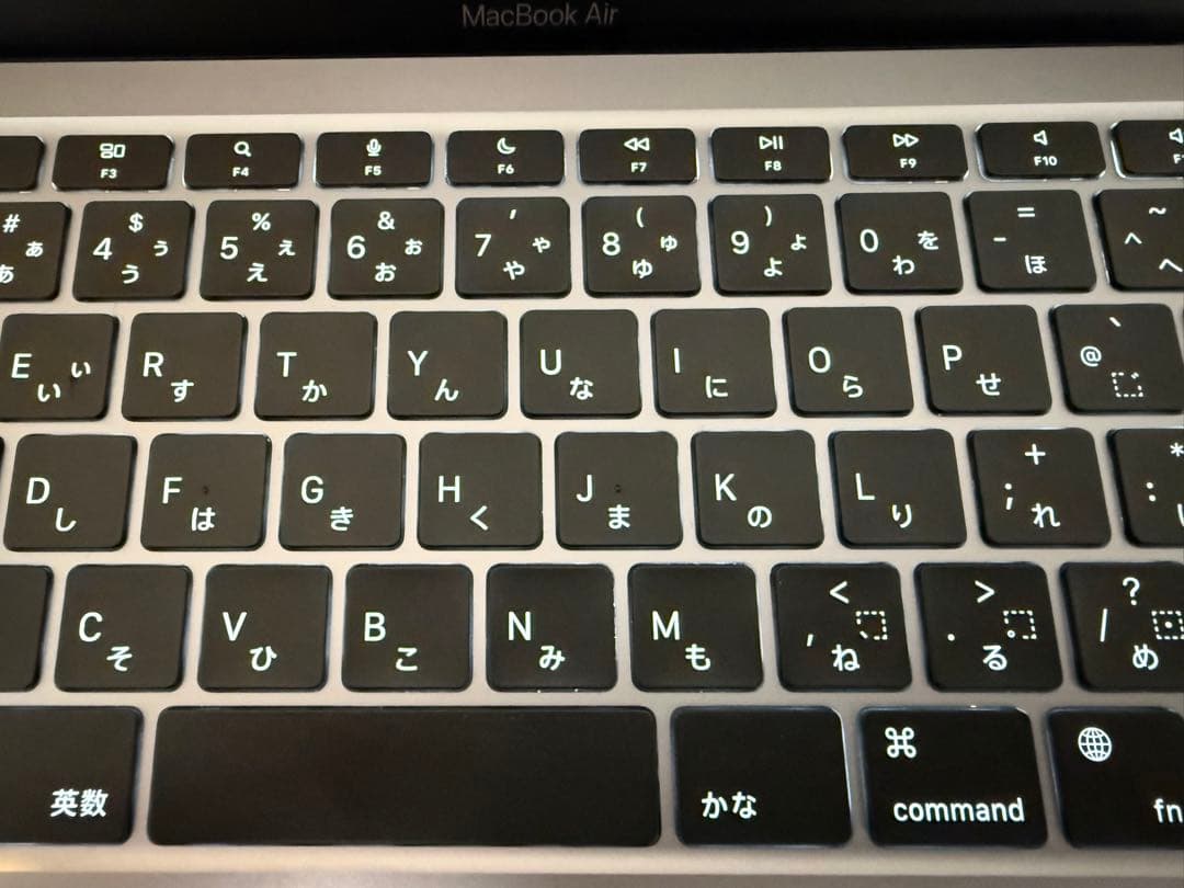 【M1 MacBook Air 】バッテリー残98%、テカリなし、充放電84回