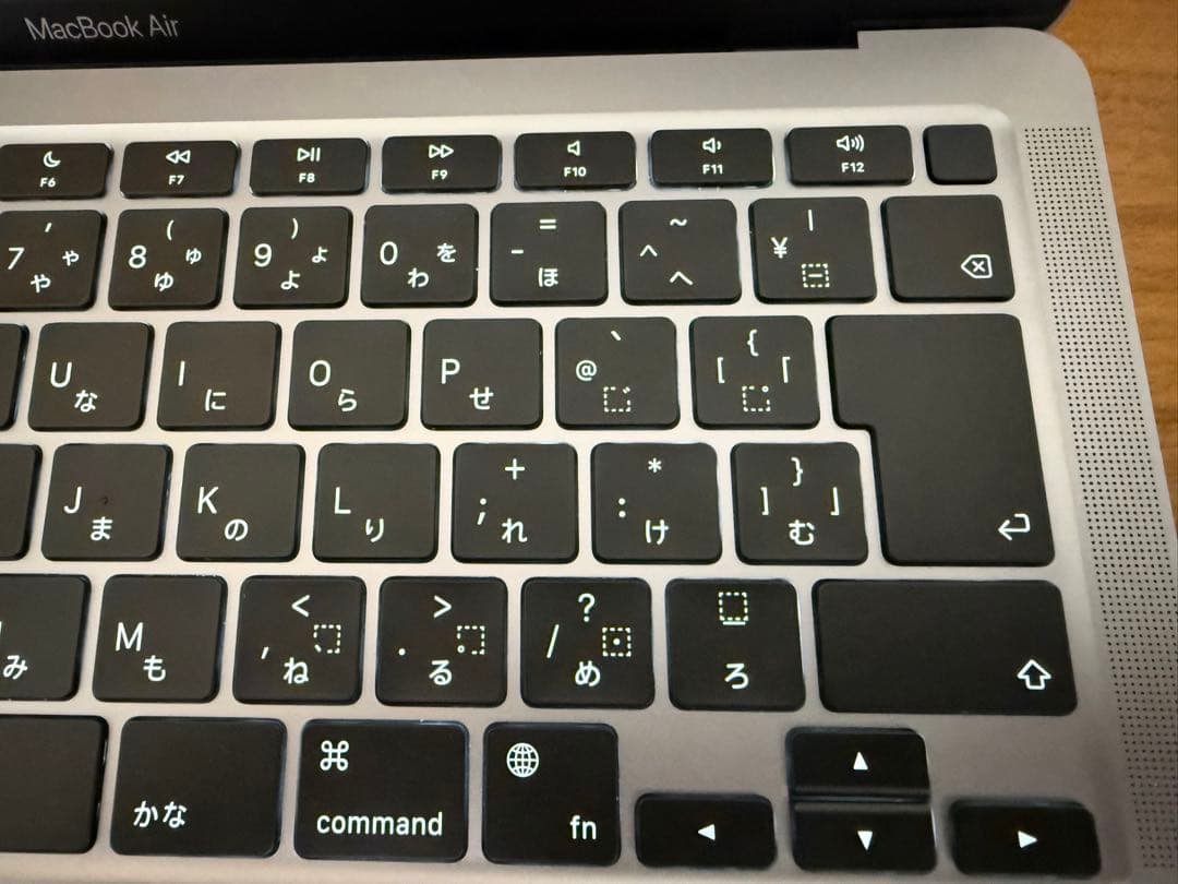 【M1 MacBook Air 】バッテリー残98%、テカリなし、充放電84回