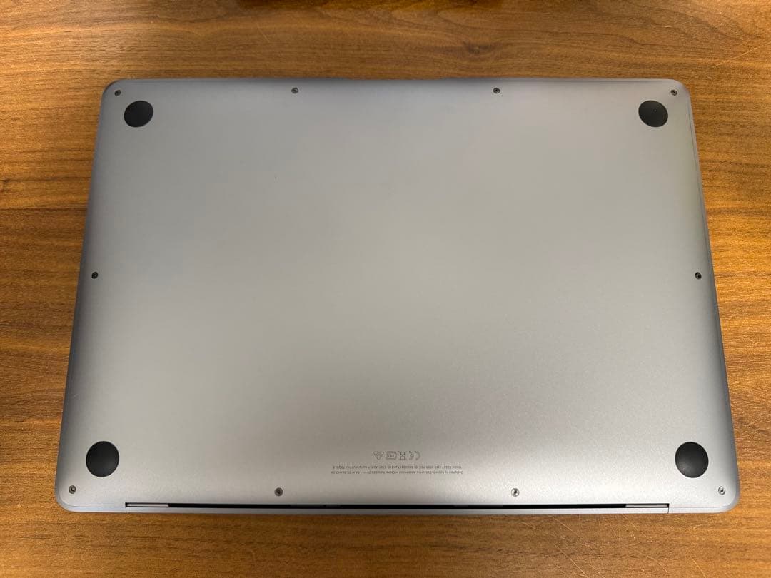 【M1 MacBook Air 】バッテリー残98%、テカリなし、充放電84回