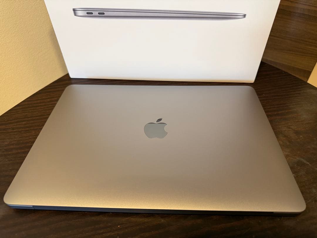 【M1 MacBook Air 】バッテリー残98%、テカリなし、充放電84回