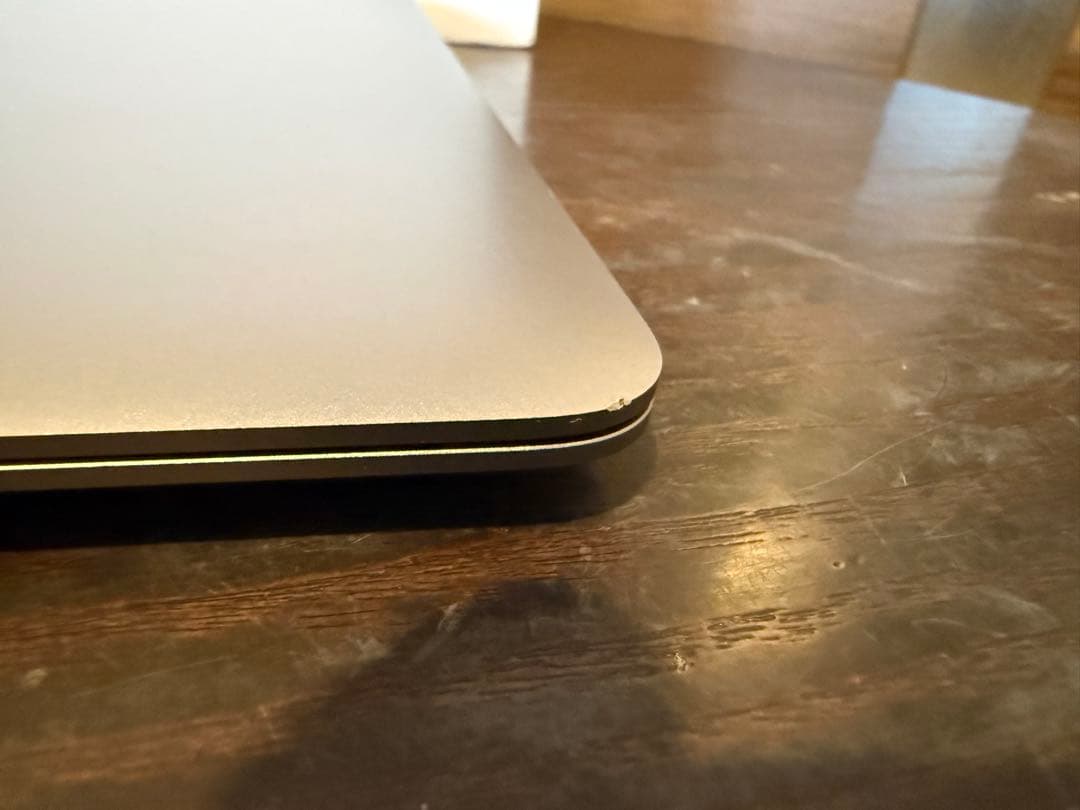 【M1 MacBook Air 】バッテリー残98%、テカリなし、充放電84回