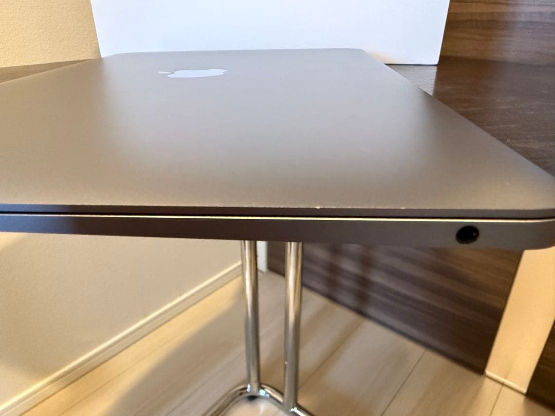 【M1 MacBook Air 】バッテリー残98%、テカリなし、充放電84回