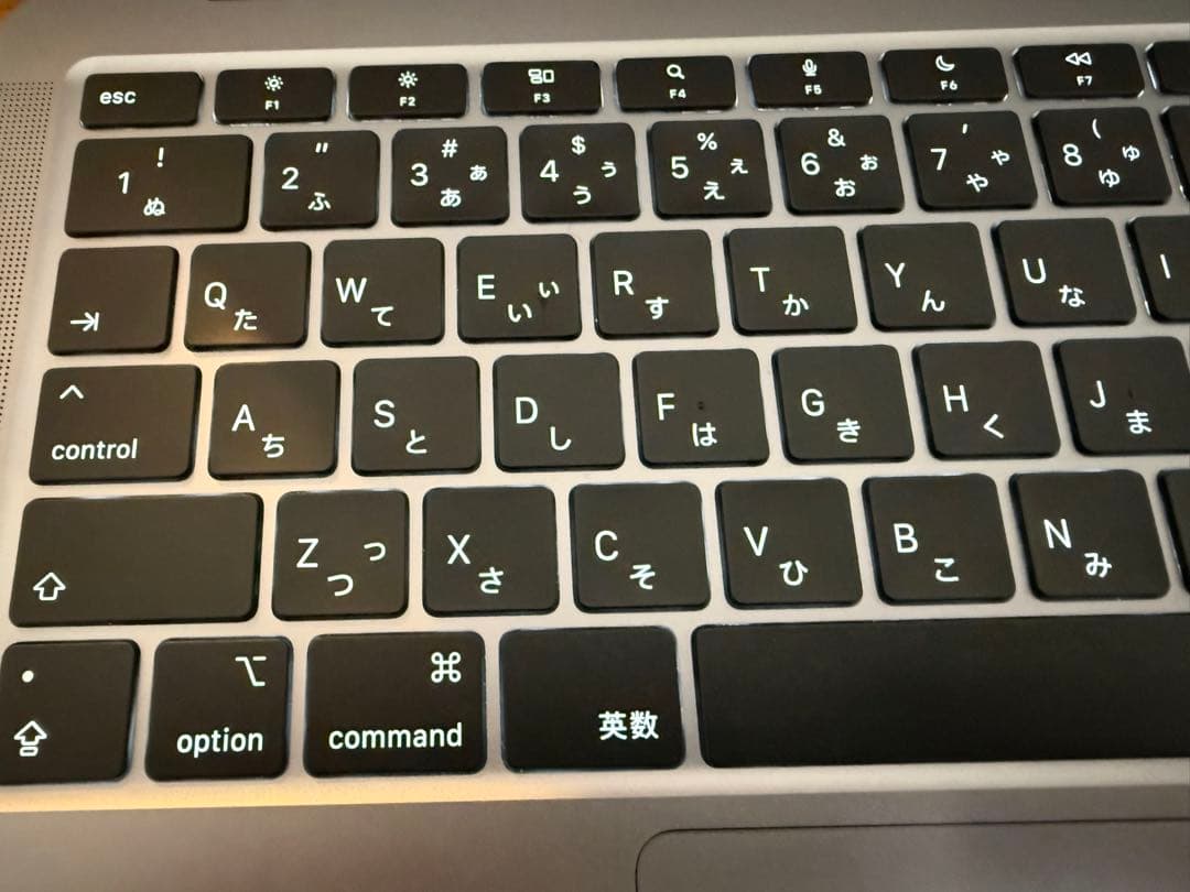 【M1 MacBook Air 】バッテリー残98%、テカリなし、充放電84回