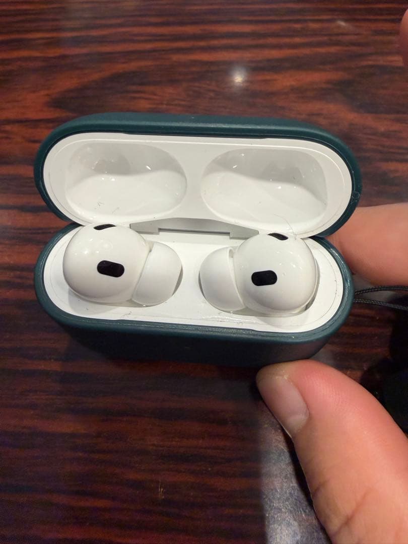 R*o様 AirPodsプロ2 本体 ホワイト 美品 限定保証付き