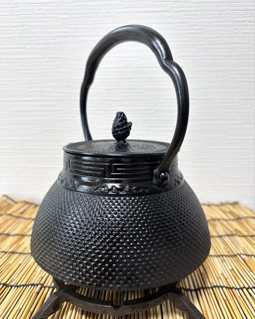 新品、供箱等付属品付　南部岩鋳四代目清末作 　真作保証　１８型アラレ　南部鉄瓶