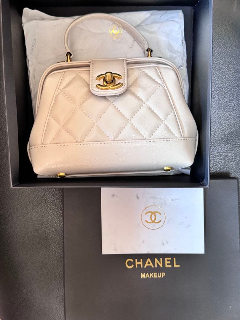 CHANEL レザーショルダーバッグ ノベルティ