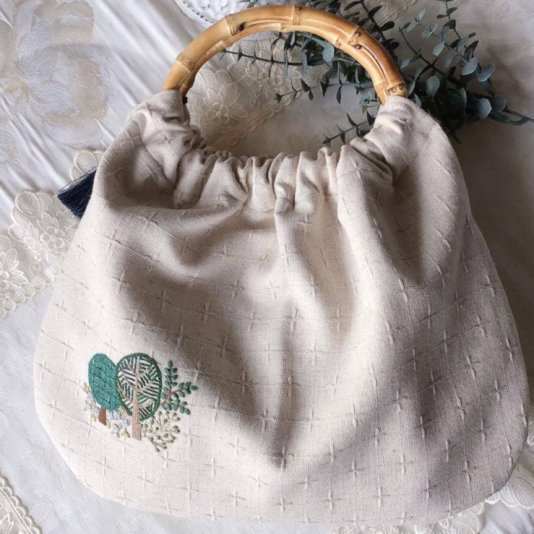 森の散歩道のバンブーバック　手刺繍　ハンドメイド