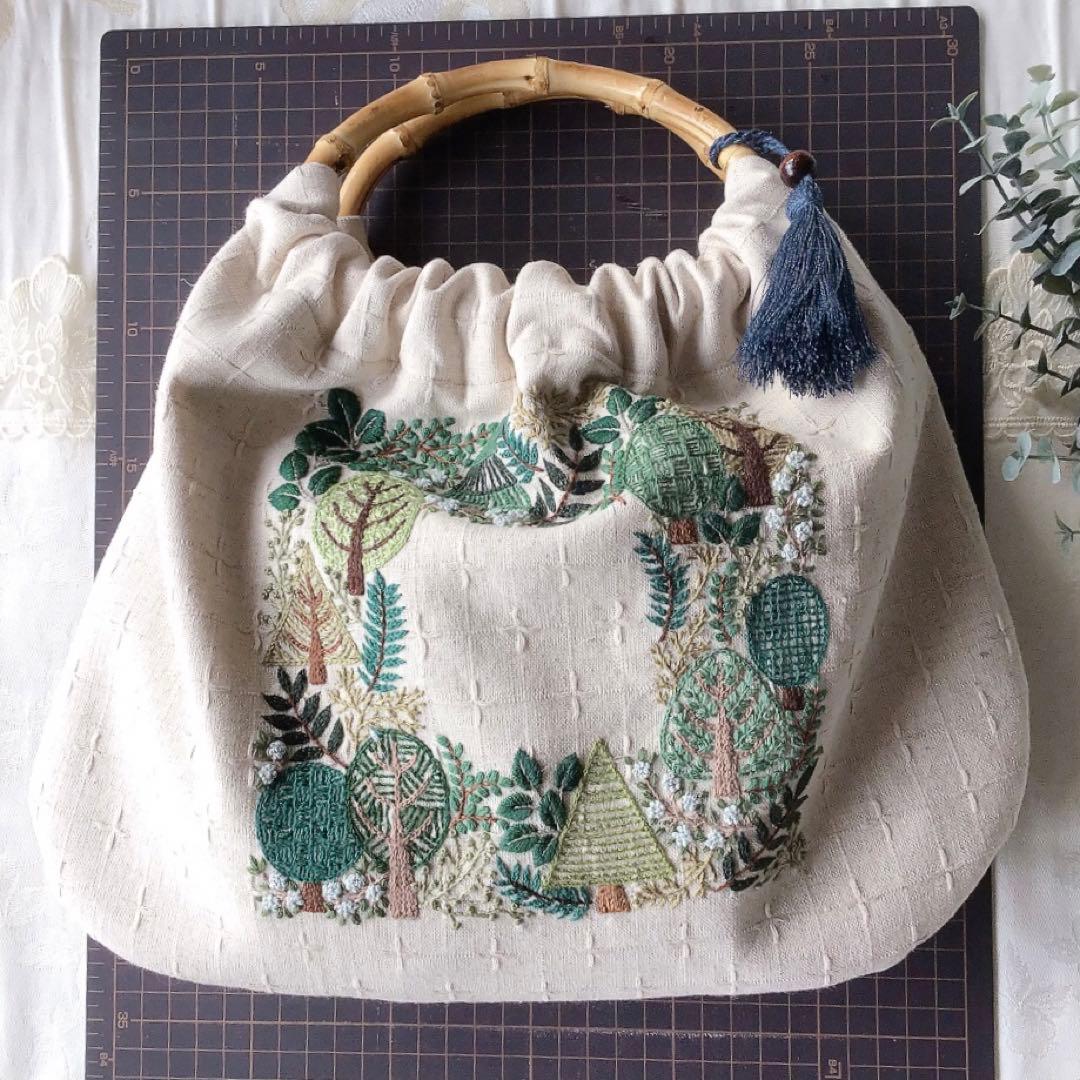森の散歩道のバンブーバック　手刺繍　ハンドメイド