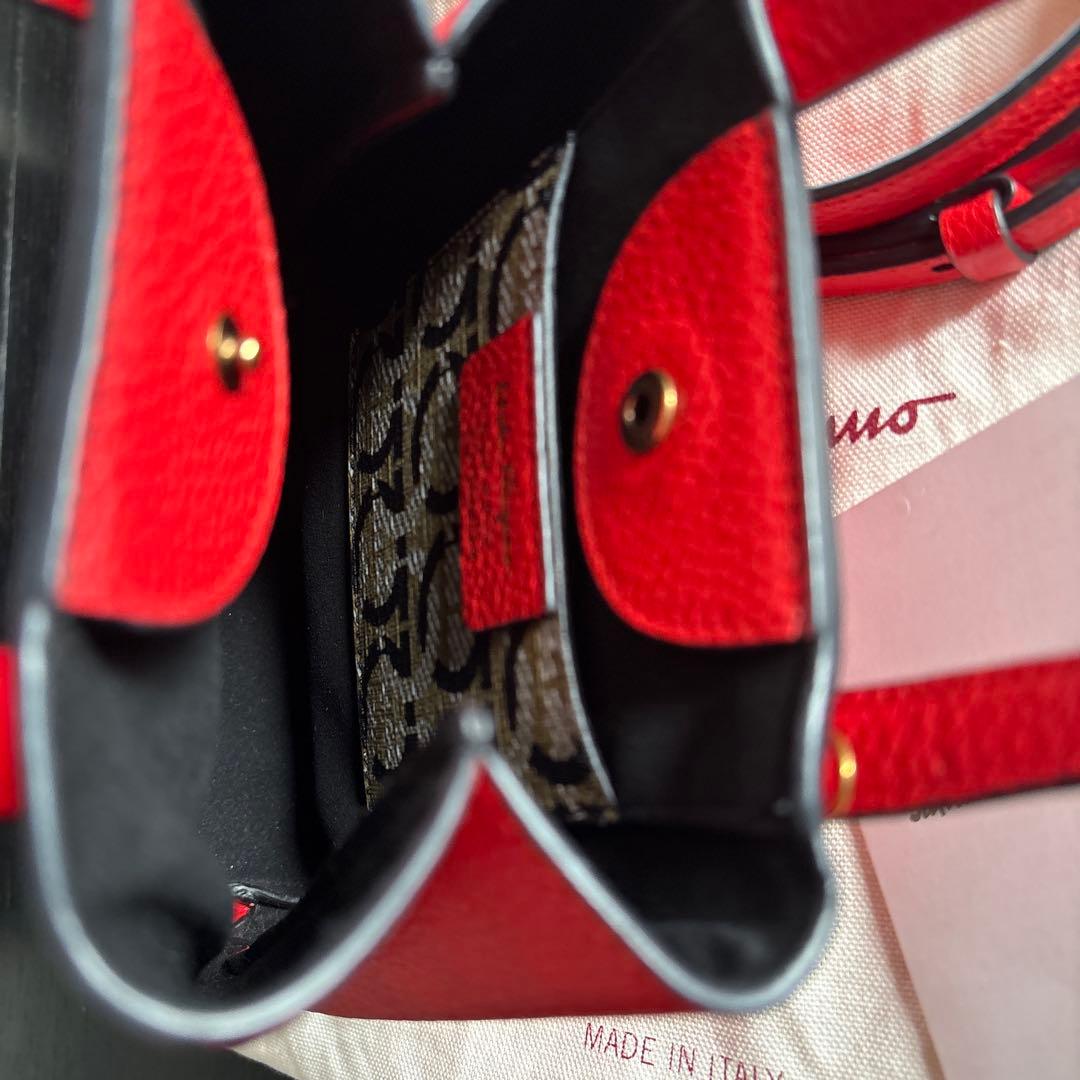 フェラガモ　ミニ　バッグ　2way レッド