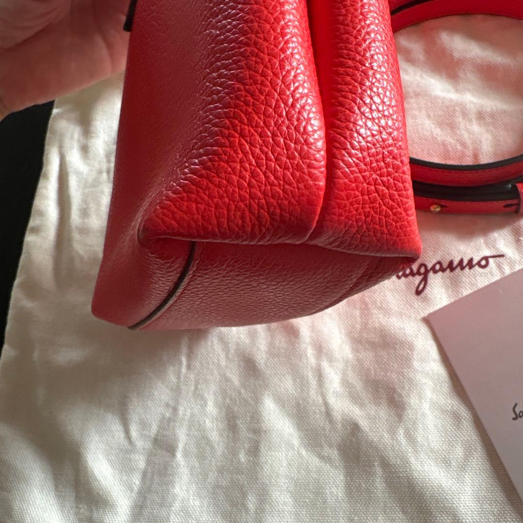 フェラガモ　ミニ　バッグ　2way レッド