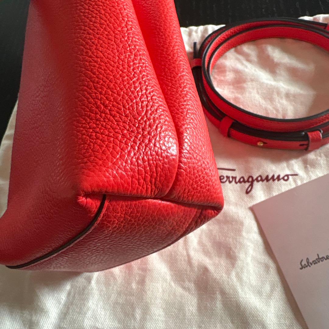 フェラガモ　ミニ　バッグ　2way レッド