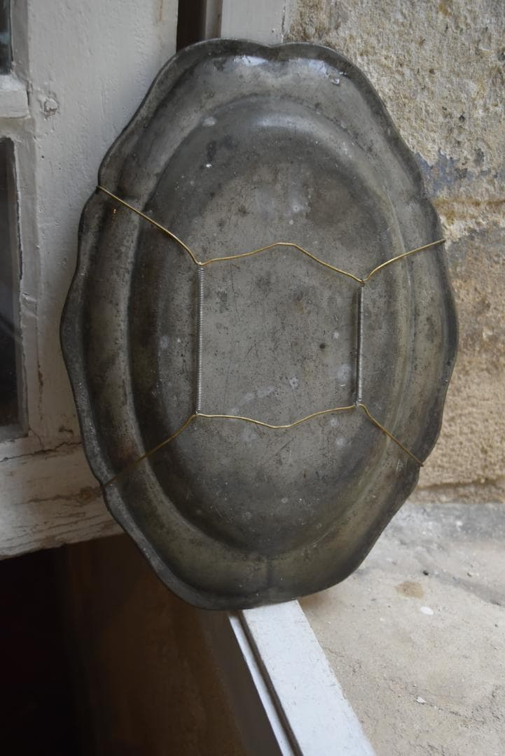 とても重いです！フランス19世紀　キズキズのエタン花リム楕円皿　アンティーク